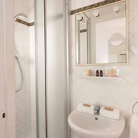 Otel Saint Pierre 2*